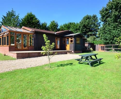 Kingfisher lodge - perfect for big carp and cats